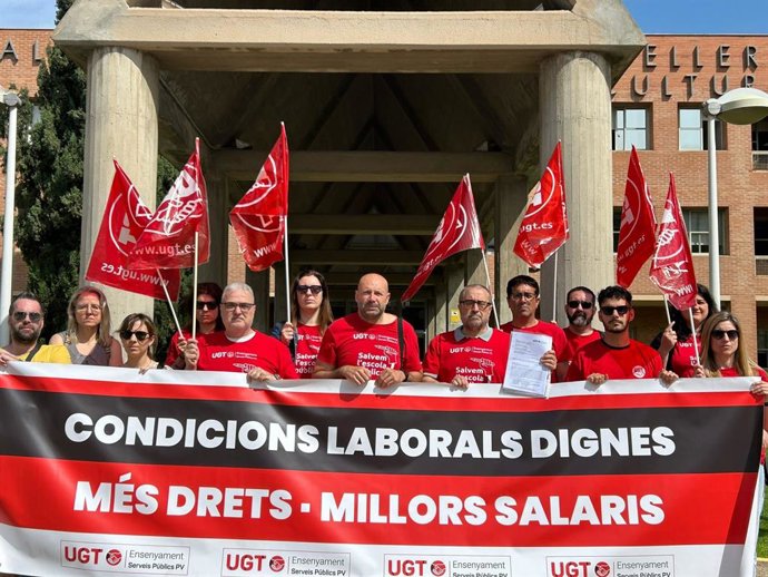 UGT es concentra per a exigir a Educació una solució 'in extremis' per als tribunals de les oposicions docents
