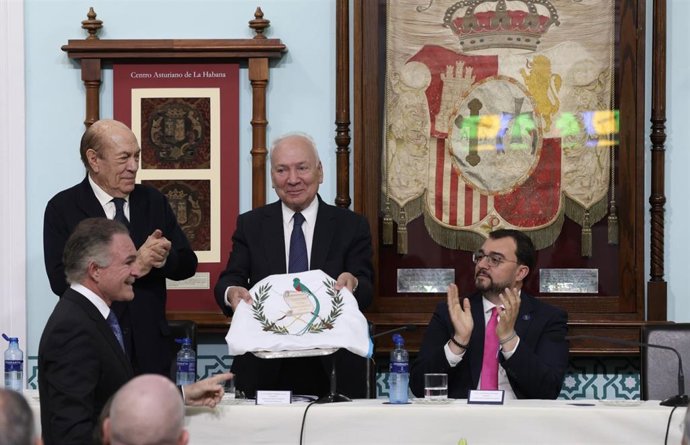 Dionisio Gutiérrez entrega la bandera de Guatemala al Museo de la Emigración como nuevo miembro del grupo de amigos del Archivo de Indianos.