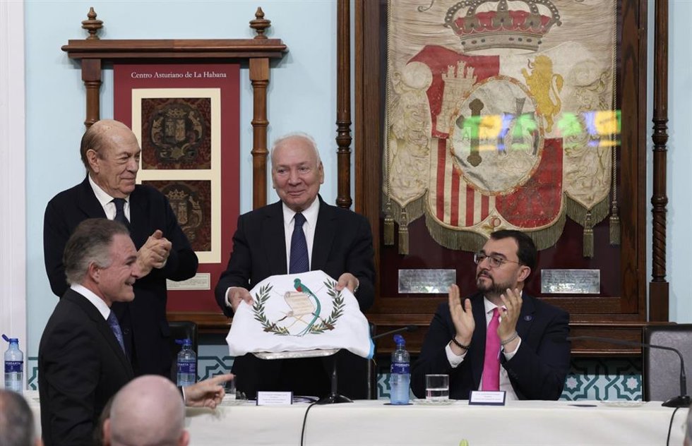 Dionisio Gutiérrez entrega la bandera de Guatemala al Museo de la Emigración como nuevo miembro del grupo de amigos del Archivo de Indianos.