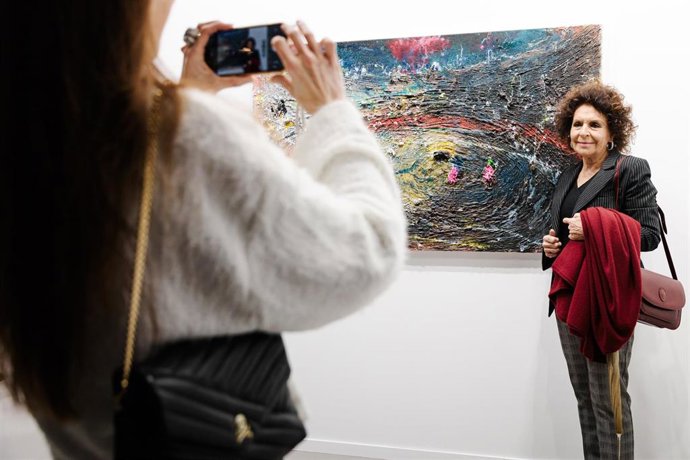 Archivo - Una mujer junto a una obra en la feria ARCO Madrid 2025, en IFEMA Madrid, a 5 de marzo de 2025, en Madrid (España). Este año se celebra la 44ª edición con el Amazonas como proyecto central. El programa comisariado por Denilson Baniwa y María Wil