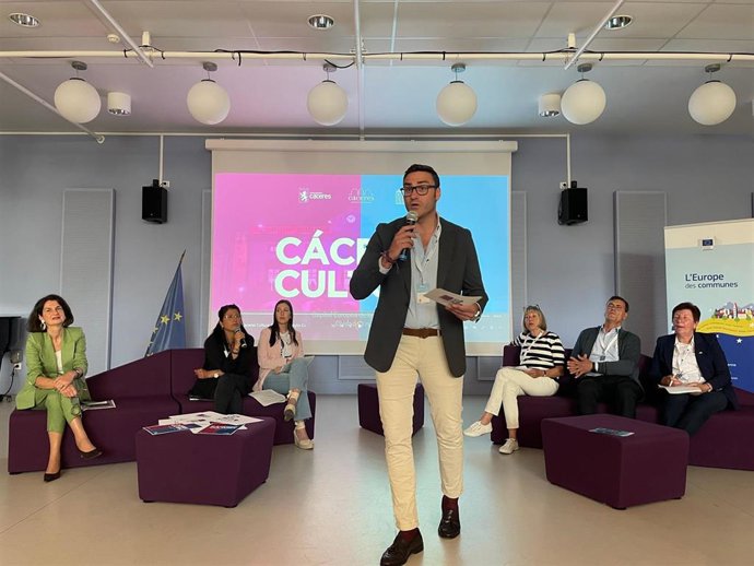 El concejal de Cultura de Cáceres, Jorge Suárez, presenta la candidatura de Cácerse 2031 en La Roche Sur Yon (Francia)