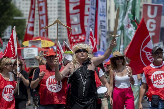 Archivo - Un manifestante disfrazado de la justicia durante una manifestación convocada por CCOO para los Cuerpos Generales y Especiales del personal funcionario de la Administración de Justicia, a 27 de junio de 2023, en Madrid (España). La manifestación