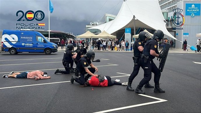 La Policía Nacional realiza un simulacro de asalto desde un buque a un pesquero secuestrado en alta mar