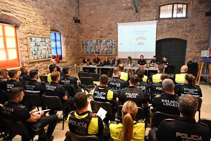 Jornada formativa sobre unidades caninas en la policía local.