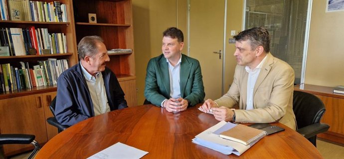 Juan Bernardo Burgaleta, secretario general de Afoncasa; Luis Nevares, presidente de la asociación de instaladores, y Juan Carlos Campo, viceconsejero de Industria.