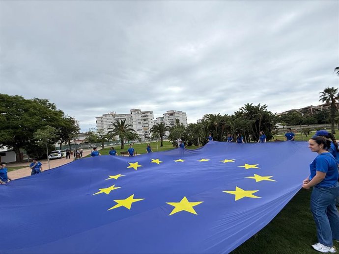 Al final del acto se ha desplegado por parte del alumnado una gran bandera de la Unión Europea y se ha interpretado el himno que simboliza a la UE, un extracto del preludio del 'Himno a la alegría' de la Novena Sinfonía de Beethoven.