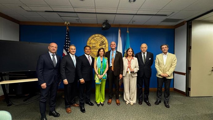 La alcaldesa Natalia Chueca con la presidenta de la universidad Miami Dade College, Madeline Pumariega y la decana de la Escuela de Negocios, Comercio y Transporte, Pamela Fuertes