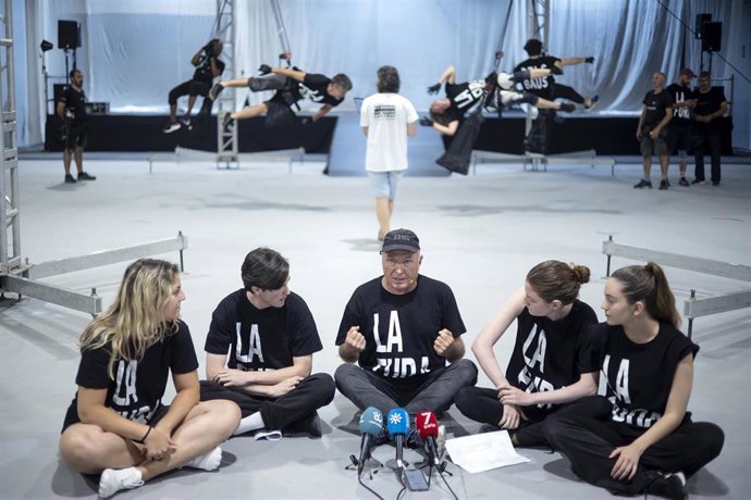 El director de SONS, Carlus Padrissa, presenta a los medios la obra rodeado por los intérpretes de la ESAD de Málaga que participan en el montaje. De izda. A dcha., Alba Maro, Pablo Leyva, Padrissa, Teresa Escobar y Belén Hernández.