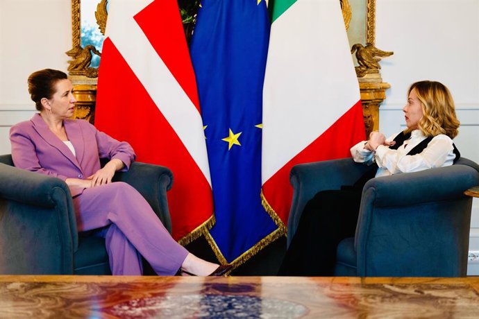 Archivo - HANDOUT - 11 de março de 2025, Itália, Roma: A primeira-ministra italiana Giorgia Meloni (à direita) se reúne com Mette Frederiksen, primeira-ministra da Dinamarca, no palácio Chigi. Foto: -/Governo italiano /dpa - ATENÇÃO: uso editorial apenas 