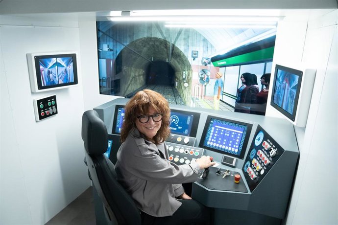 La primera teniente de alcaldía Laia Bonet, en la sala de simuladores de conducción de metro