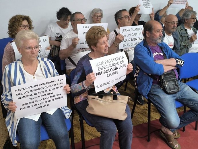 Vecinos protestas por la situación sanitaria en la localidad.