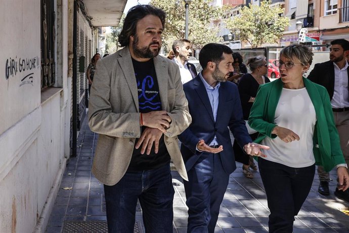 El ministro de Derechos Sociales, Consumo y Agenda 2030, Pablo Bustinduy (c), y la portavoz de Compromís en el Ayuntamiento, Papi Robles (d), visitan el barrio del Cabanyal