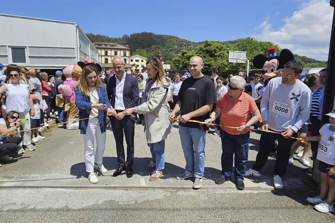 El consejero de Educación, Segio Silva, da la salida de la Marcha Solidaria del Colegio Bilingüe Apostolado de Ceceñas