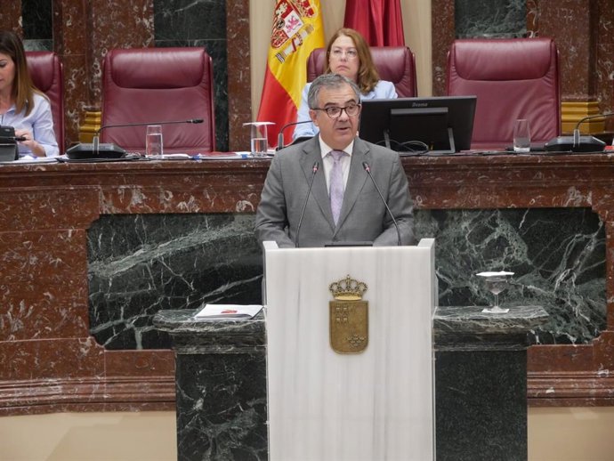 El consejero de Medio Ambiente, Universidades, Investigación y Mar Menor, Juan María Vázquez, durante su comparecencia en la Asamblea Regional.