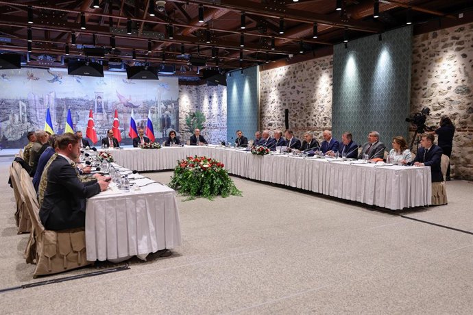 ISTAMBUL, 16 de maio de 2025 -- Delegações da Rússia e da Ucrânia são fotografadas durante uma reunião em Istambul, Trkiye, em 16 de maio de 2025. Delegações da Rússia e da Ucrânia concluíram sua reunião aqui na sexta-feira.
