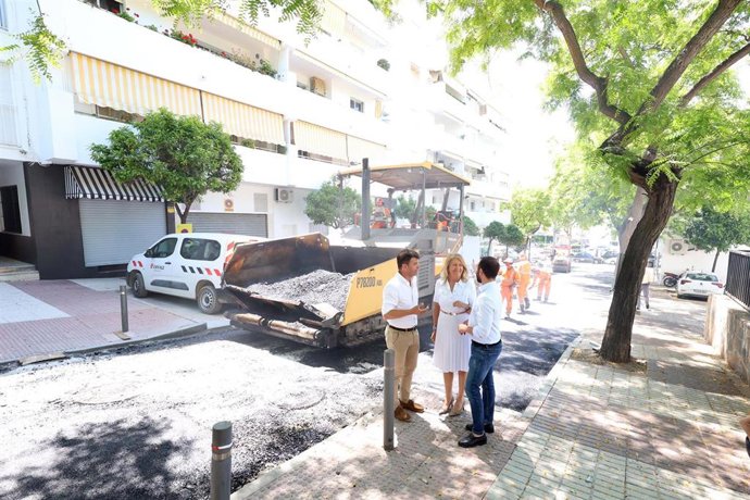 La alcaldesa de Marbella, Ángeles Muñoz, durante una visita a las actuaciones, acompañada por los ediles de Obras y de la zona Este, Diego López y Enrique Rodríguez