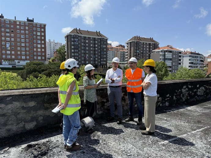 Representantes UC tras el incendio en la Facultad de Ciencias