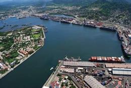 Archivo - Puerto Manzanillo México donde se producen a diario importaciones y exportaciones