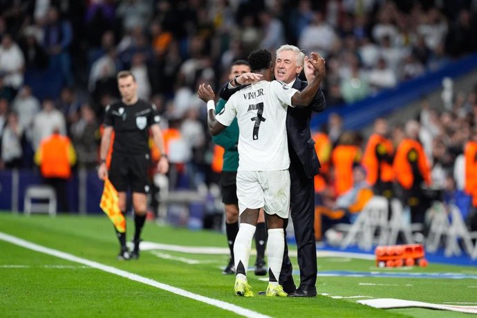 Archivo - Vinícius Júnior abraza a Carlo Ancelotti, ante el Borussia Dortmund en la Liga de Campeones 2024-2025.