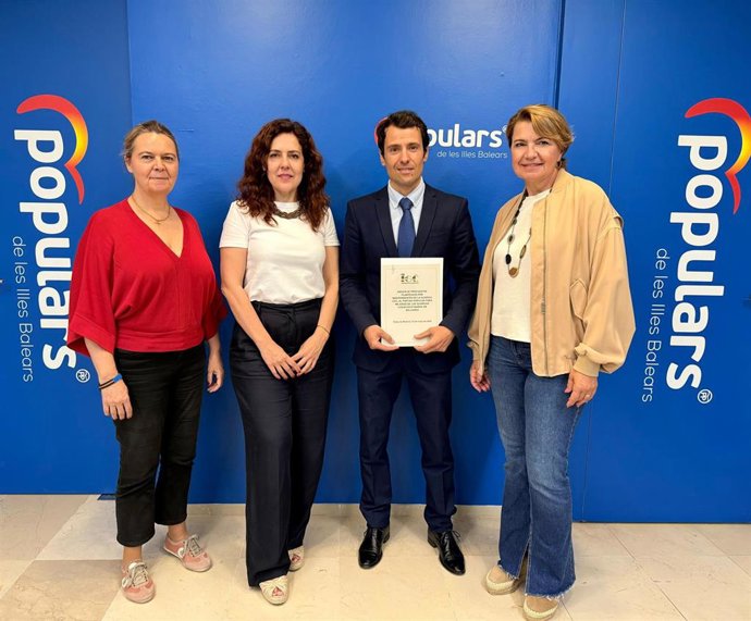 De izquierda a derecha, la senadora del PP por Mallorca, María Salom, la diputada del PP en el Congreso, Sandra Fernández, el portavoz de IGC, Daniel Fernández, y la portavoz adjunta en el Parlament, Marga Durán