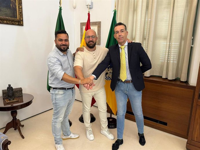 El alcalde de El Puerto, Germán Beardo, con representantes de la Asociación de Empresarios Feriantes de Andalucía.