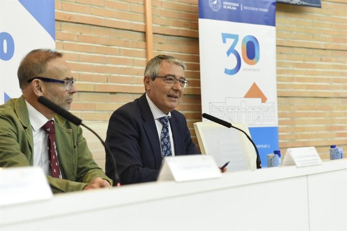 El alcalde de Rincón de la Victoria (Málaga), Francisco Salado, ha destacado este viernes la importancia estratégica de la gastronomía como motor para el desarrollo turístico, cultural y económico de los territorios.