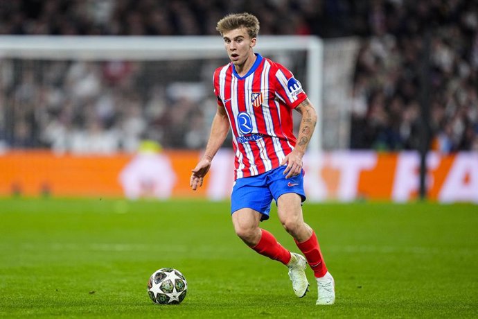 Archivo - Pablo Barrios of Atletico de Madrid in action during the UEFA Champions League 2024/25  League Round of 16 First Leg match between Real Madrid CF and Atletico de Madrid, at Santiago Bernabeu stadium on March 04, 2025, in Madrid, Spain.