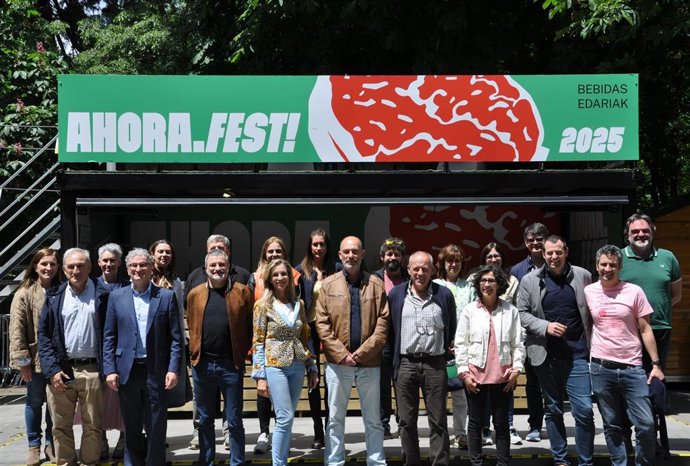 Grupo de agentes y autoridades en el festival 'Ahora Fest!' tras la jornada de ganadería extensiva.