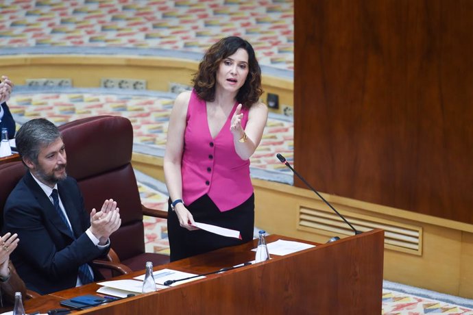 La presidenta de la Comunidad de Madrid, Isabel Díaz Ayuso, interviene durante un pleno de la Asamblea de Madrid, a 22 de mayo de 2025, en Madrid (España).