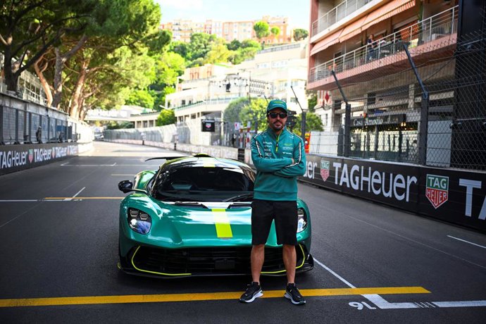 Aston Martin revela su deportivo enchufable Valhalla por las calles de Mónaco y con Alonso al volante.