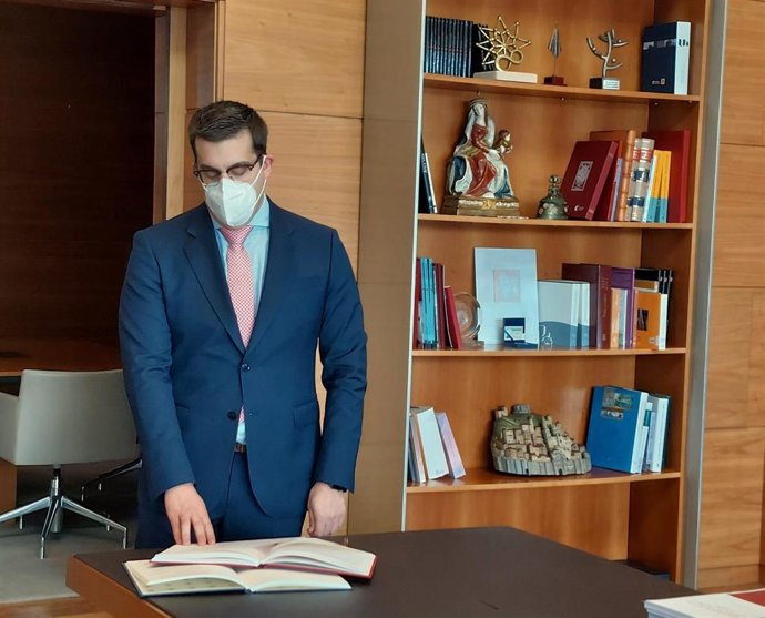 Archivo - El nuevo Secretario General – Letrado Mayor de las Cortes de Castilla y León, Marcos Herrero Martínez-Tutor el día en el que tomó posesión de su cargo