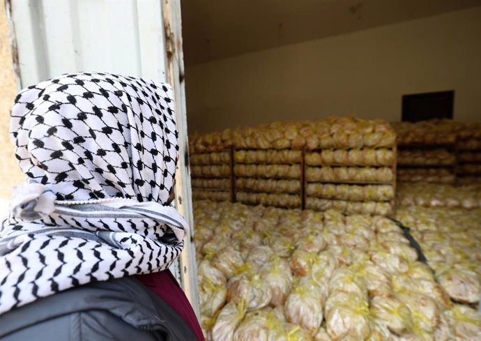 22 de maio de 2025, Deir Al-Balah, Faixa de Gaza, Território Palestino: Trabalhadores embalam pão para distribuição na padaria do Programa Mundial de Alimentos (PMA) depois que uma quantidade limitada de farinha entrou na Faixa de Gaza, onde as passagens 