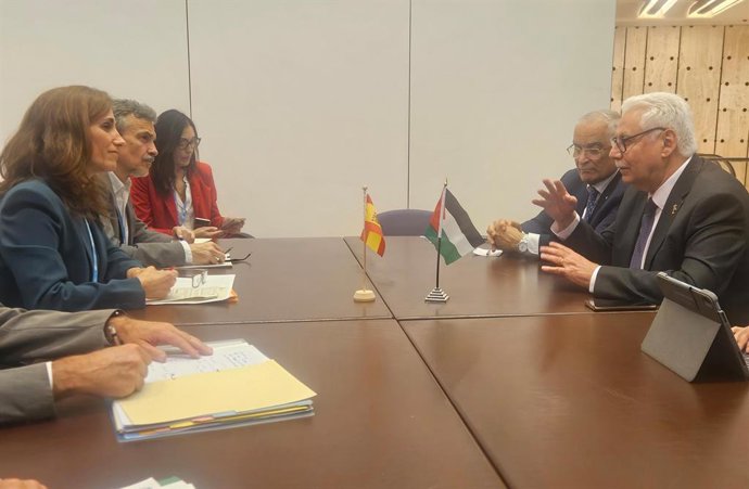 Mónica García ofrece al ministro de Salud palestino el envío de ayuda sanitaria a la Franja de Gaza.