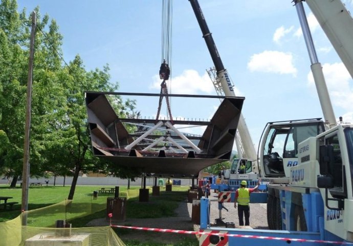 Trabajos de construcción de un nuevo puente en Arriondas sobre el río Piloña para reducir el riesgo de inundaciones.