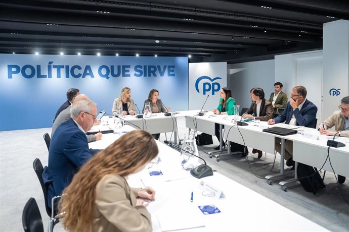 La secretaria general del PP, Cuca Gamarra, y la vicesecretaria de Desarrollo Sostenible, Paloma Martín, se reúnen con consejeros autonómicos del PP.