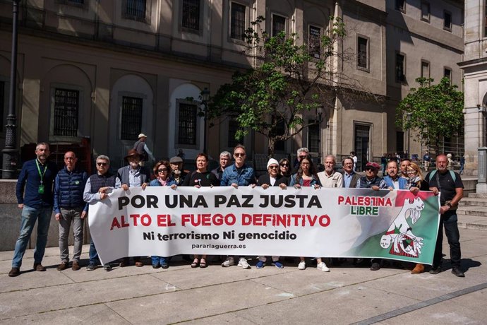 Varias personas durante un encuentro del movimiento ‘PararLaGuerra.es’, en la plaza de Juan Goytisolo, a 23 de mayo de 2025, en Madrid (España). El movimiento ‘PararLaGuerra.es’ es una iniciativa que comenzó como un manifiesto en octubre de 2023, con el f