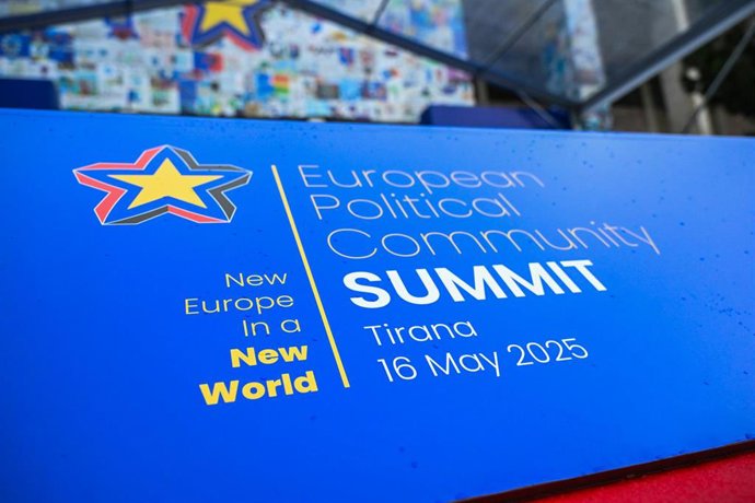 Cartel de la cumbre de líderes de la Comunidad Política Europea en Tirana, Albania