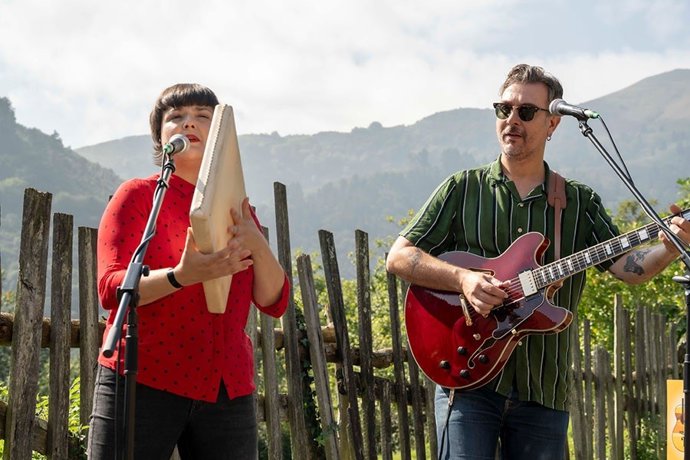 El grupu asturianu L-R, un dúo conformáu por Leticia González y Rubén Bada.