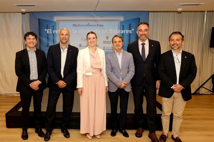 La presidenta del Govern, Marga Prohens, participa en el encuentro 'El reto de la vivienda en Baleares' de 'Mallorcadiario.Com'.