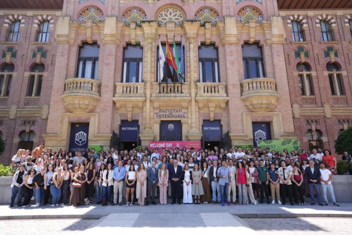 Foto de familia con los estudiantes tras el acto.