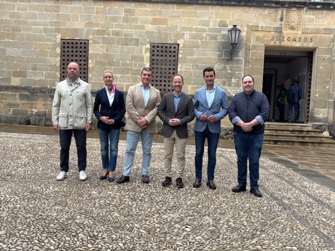 Erik Domínguez (3d), junto a otros miembros del PP jiennense, ante los juzgados de Úbeda.