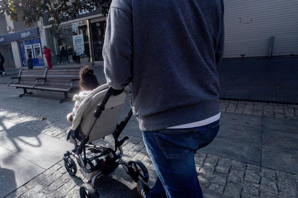 Archivo - Un hombre lleva un carrito de bebé, a 9 de febrero de 2025, en Madrid (España)