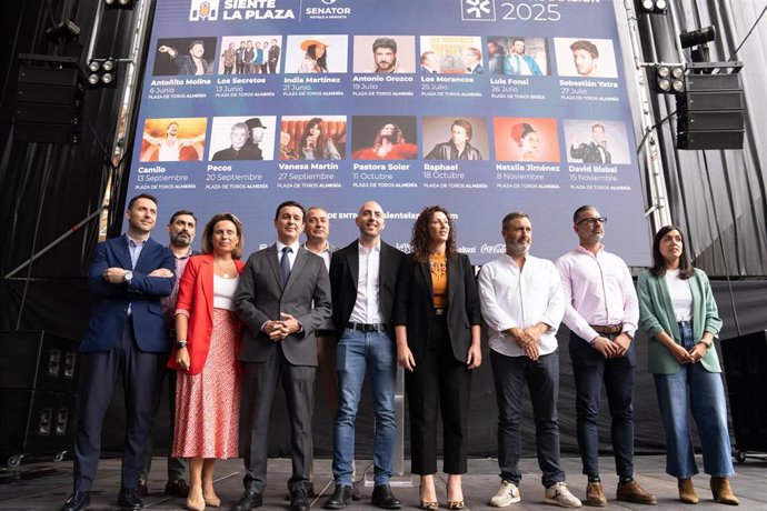 Autoridades y organizadores durante la presentación del cartel de 'Siente la Plaza' 2025, que se celebrará en la Plaza de Toros de Almería.