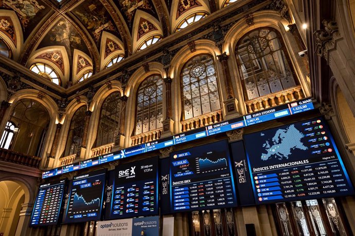 Archivo - Paneles del Ibex en el Palacio de la Bolsa de Madrid, a 30 de septiembre de 2024, en Madrid (España). El Ibex 35 ha iniciado la sesión de este lunes, la última del mes de septiembre, con una caída del 0,32%, lo que ha llevado al selectivo a situ