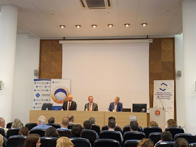Acto Conversaciones de Educación con la presentación del libro 'Apología al libro de texto' de Nuno Crato en el edificio Sa Riera de Palma.