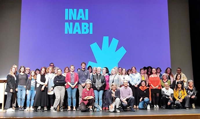 Patricia Abad (INAI) y Xabier Alcuaz (FNMC) junto a representantes municipales que han participado en la presentación del itinerario para impulsar políticas de igualdad en el ámbito local.