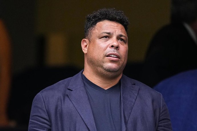 Archivo - Ronaldo Luiz Nazario de Lima, presidente do Real Valladolid, observa durante a partida de futebol do campeonato espanhol, La Liga EA Sports, disputada entre Real Madrid e Real Valladolid no estádio Santiago Bernabeu em 25 de agosto de 2024, em M