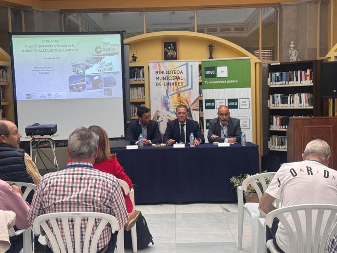 Inauguración de las jornadas 'Pasado, presente y futuro de la industrialización en Linares'.