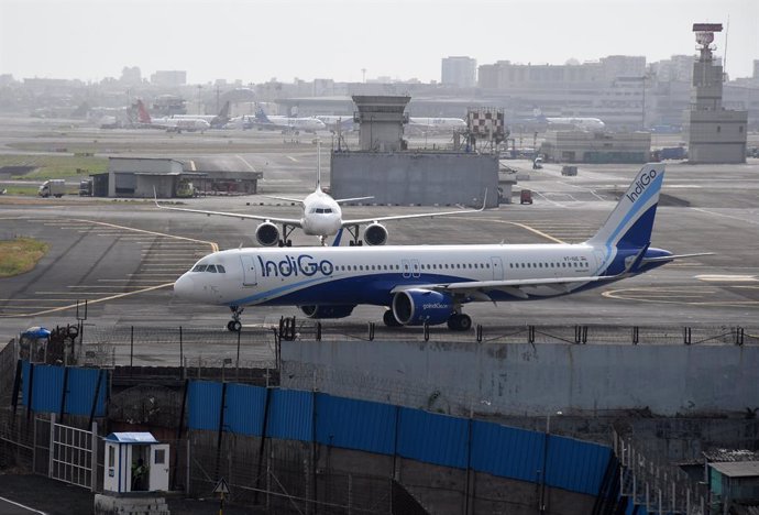 Archivo - June 20, 2023, Mumbai, Maharashtra, India: Indigo airplane seen near the runway at the airport in Mumbai. Indigo airlines has placed order to buy 500 Airbus A320 single aisle aircrafts at the Paris airshow which has created a record in the aviat