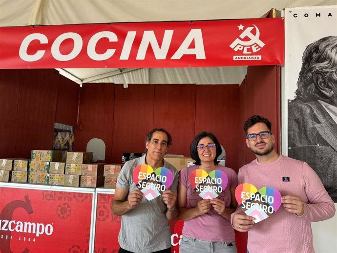 Responsables de IU, PCE y Hacemos Córdoba en la caseta de IU y PCE en la Feria de Córdoba.